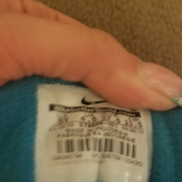 Youth Size 5 Nikes - Picture 4 of 4